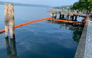 ausgebrachte Ölsperren auf dem Bodensee ausgebrachte Ölsperren auf dem Bodensee