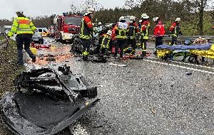 Verkehrsunfall mit mehreren Verletzten auf der Bundesstraße Verkehrsunfall mit mehreren Verletzten auf der Bundesstraße