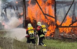 Scheune in Vollbrand - Einsatzkräfte unter PA beim Löschen Scheune in Vollbrand - Einsatzkräfte unter PA beim Löschen