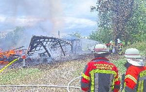 Scheunenbrand - Kreisbrandmeister und Kommandant beaufsichtigen die Löschmaßnahmen Scheunenbrand - Kreisbrandmeister und Kommandant beaufsichtigen die Löschmaßnahmen