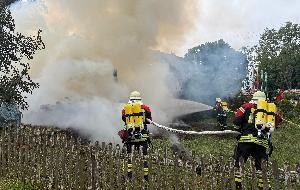 Scheunenbrand - Einsatzkräfte bei den Löschmaßnahmen Scheunenbrand - Einsatzkräfte bei den Löschmaßnahmen