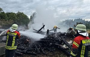 Scheunenbrand - Einsatzkräfte bei den Nachlöscharbeiten Scheunenbrand - Einsatzkräfte bei den Nachlöscharbeiten