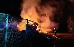 Brand im Freien - Feuerwehreinsatzkräfte im Löscheinsatz Brand im Freien - Feuerwehreinsatzkräfte im Löscheinsatz