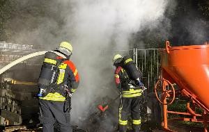 Brandeinsatz im Freien - Einsatzkräfte bei den Löscharbeiten Brandeinsatz im Freien - Einsatzkräfte bei den Löscharbeiten