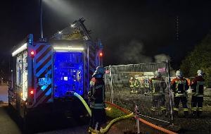 Brand im Freien - Löschfahrzeug an der Einsatzstelle Brand im Freien - Löschfahrzeug an der Einsatzstelle